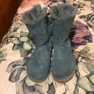 Sz 8 bow tied Ugg’s in great condition